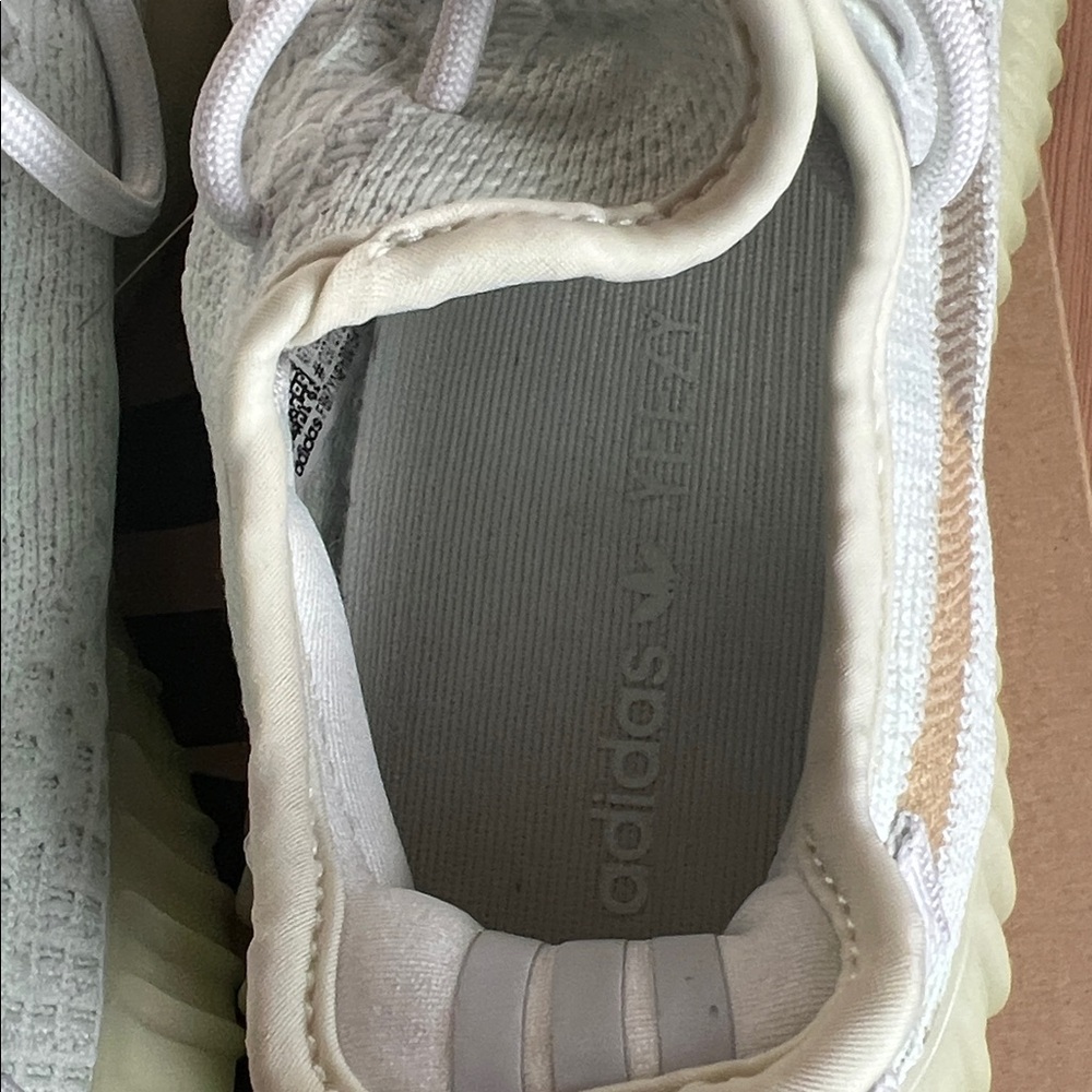 Yeezy Boost 350 v2 - Picture 4 of 7